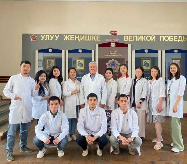 профессор кафедры Абдикаримов С.Т со студентами.