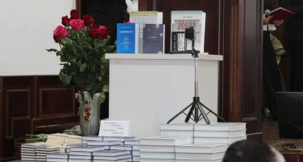 Презентация книги "85 лет КГМА - поэтические посвящения верным кадрам здравоохранения"
