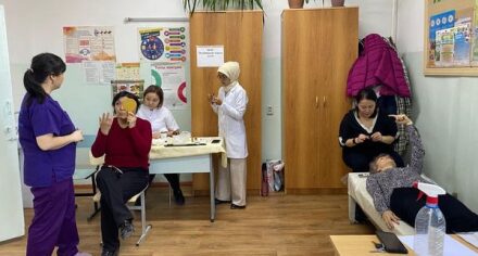 Сотрудники и ординаторы КГМА провели бесплатное измерение внутриглазного давления престарелым