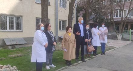 Студентам - отличникам КГМА вручены стипендии профессора М.Эсенамановой