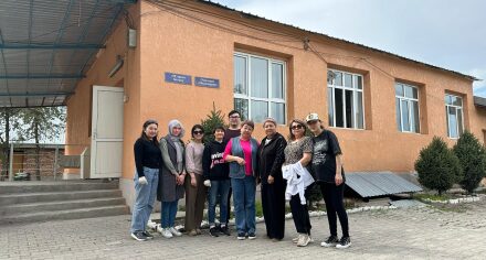 Сотрудники и ординаторы посадили кусты вьющихся роз для постояльцев "Дома надежды"