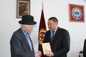 Ветеран подарил свою книгу библиотеке КГМА