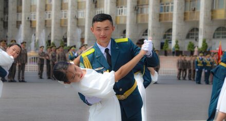 Вальс будущих врачей и молодых лейтенантов