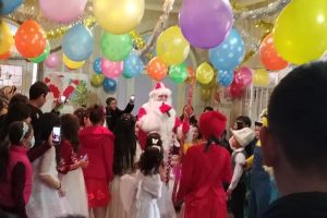 Студенты КГМА организовали новогодний праздник для маленьких пациентов двух больниц