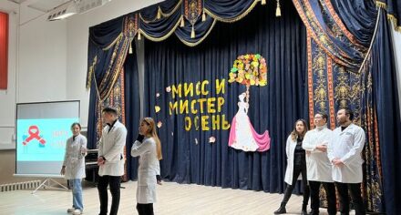 Студенты КГМА и ассистент кафедры прочитали лекции на тему “ВИЧ-СПИД” ученикам